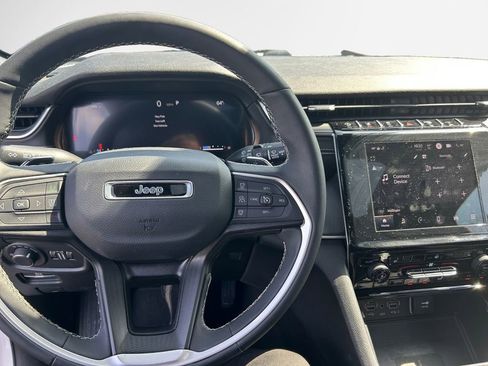 Used 2023 Jeep Grand Cherokee Altitude image 16