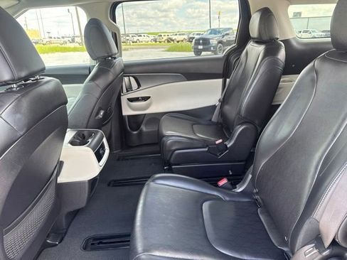 Used 2023 Kia Carnival LX FWD image 19