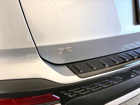 Used 2024 Volkswagen Taos SE image 8