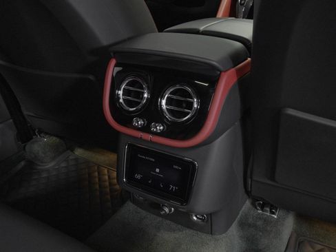 Used 2022 Bentley Bentayga AWD/4WD image 66