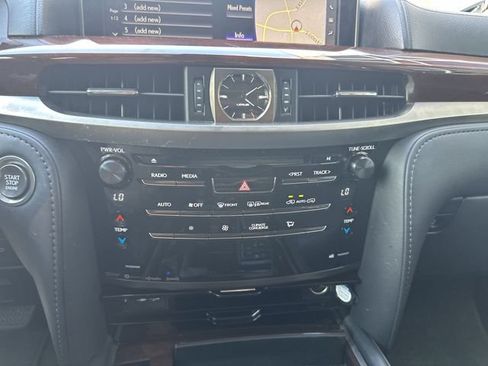 Used 2021 Lexus LX 570 4WD w/ Luxury Package image 20