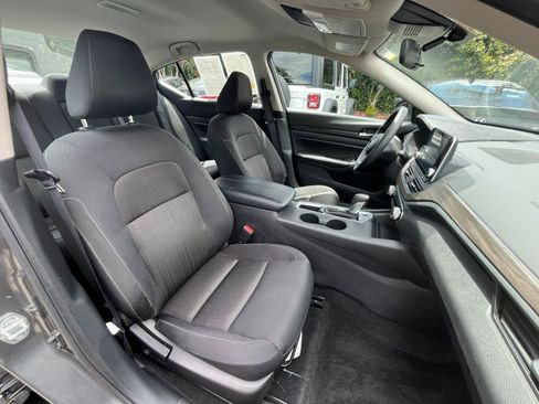 Used 2025 Nissan Altima 2.5 SV FWD image 36