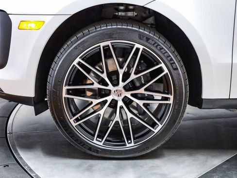 Certified 2025 Porsche Macan image 10