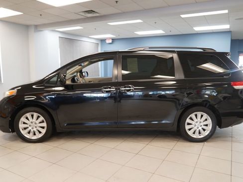 Used 2014 Toyota Sienna XLE w/ Entertainment Package image 2