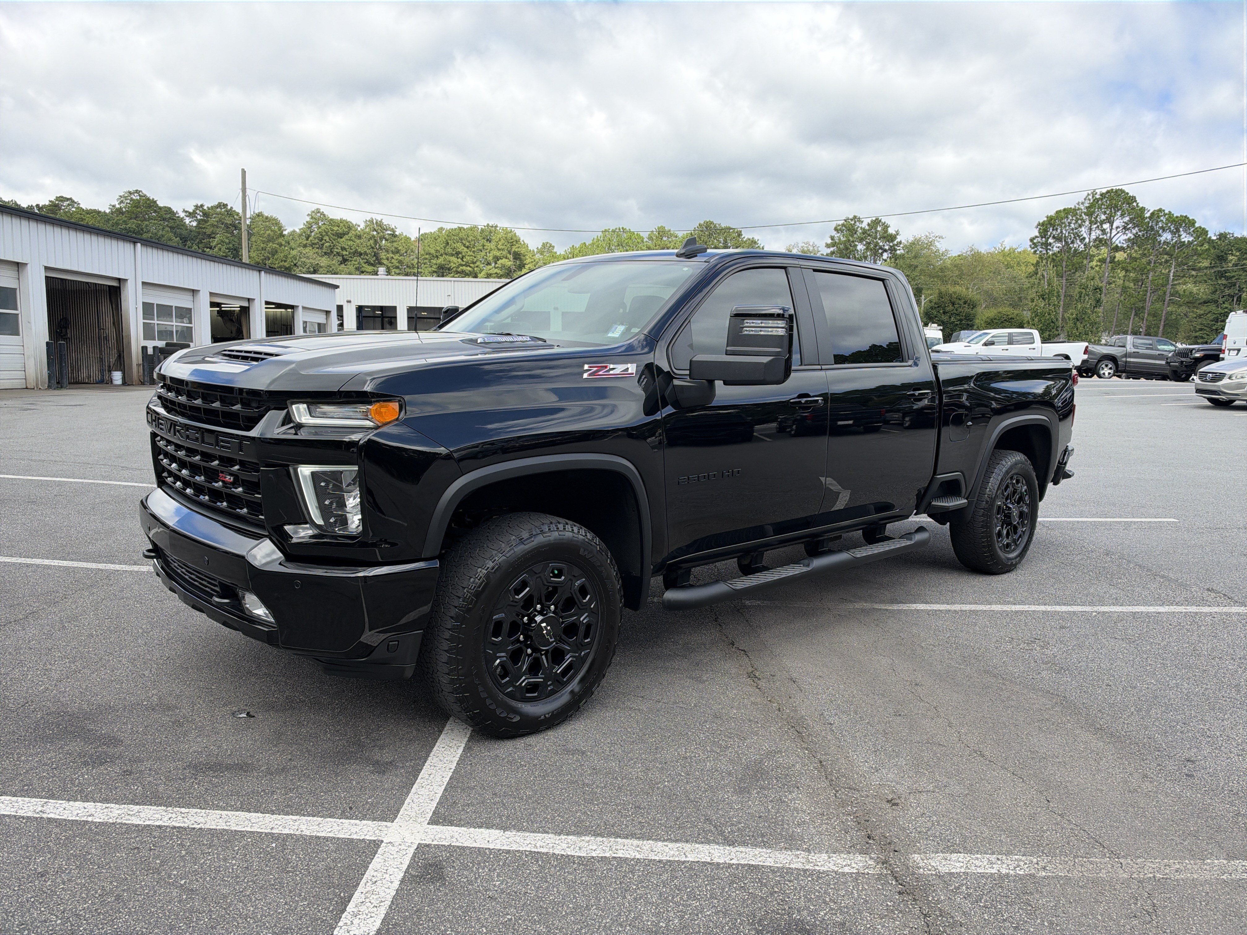 Used 2023 Chevrolet Silverado 2500 LT w/ Midnight Edition AWD/4WD image 3