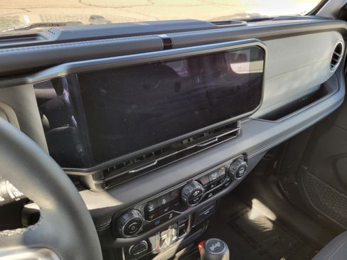 Used 2025 Jeep Wrangler Unlimited Sahara AWD/4WD image 12