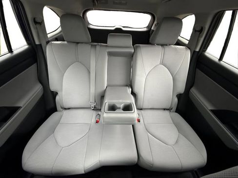 Used 2024 Toyota Highlander LE image 15