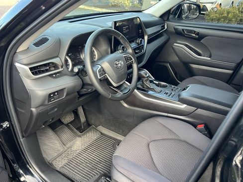 Certified 2023 Toyota Highlander LE image 10