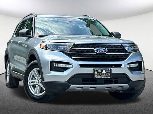 Used 2022 Ford Explorer XLT w/ Equipment Group 202A AWD/4WD image 2