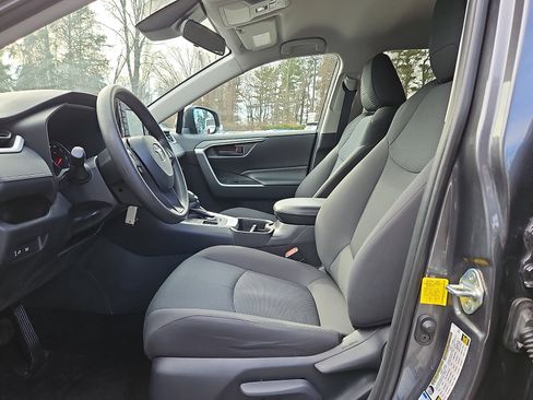 Used 2019 Toyota RAV4 LE image 14