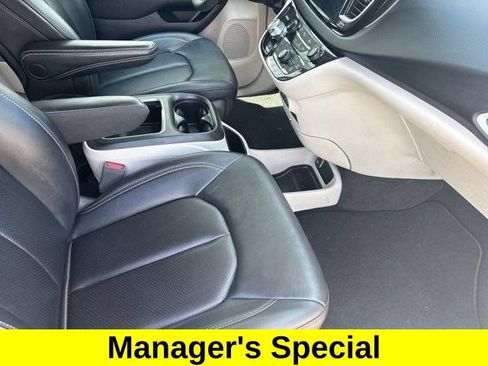 Used 2024 Chrysler Pacifica Touring-L FWD image 37
