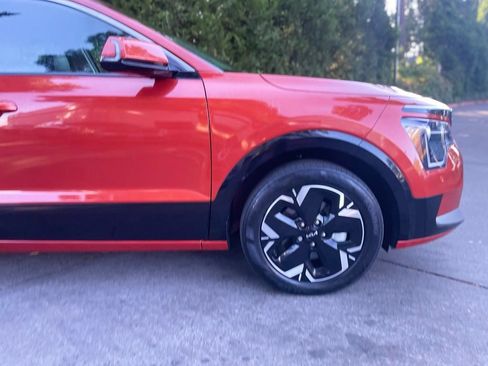 Certified 2023 Kia Niro Wind w/ Wind Preserve Package FWD image 2