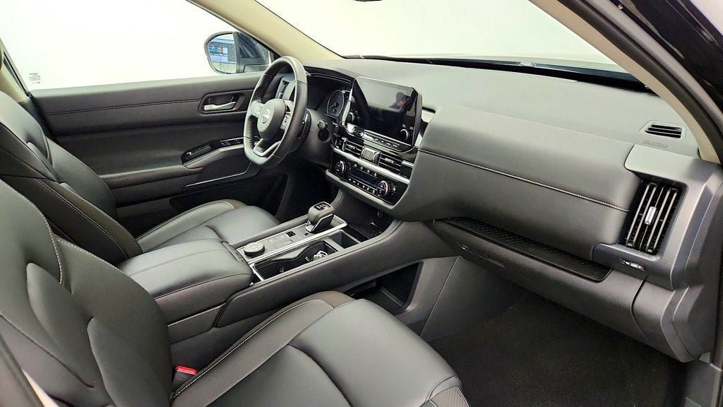 Used 2025 Nissan Pathfinder SL AWD/4WD image 24