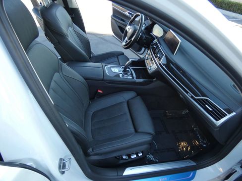 Used 2022 BMW 745e xDrive image 27