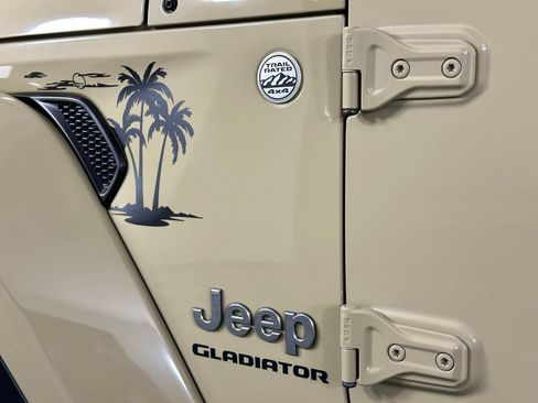Used 2022 Jeep Gladiator Overland w/ Popular Equipment Package AWD/4WD image 31