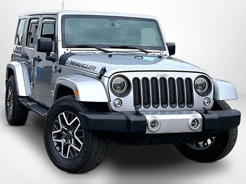 Used 2017 Jeep Wrangler Unlimited Sahara w/ Dual Top Group AWD/4WD image 3