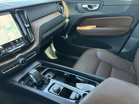 Used 2023 Volvo XC60 B5 Plus image 22