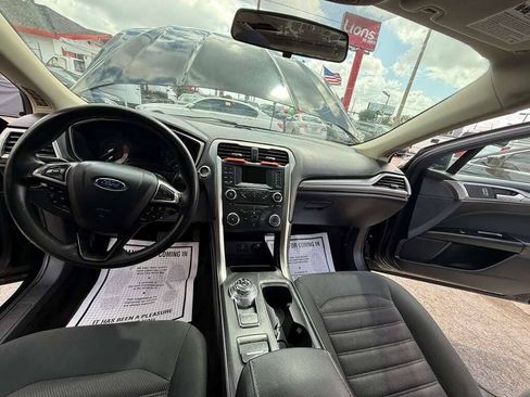 Used 2017 Ford Fusion SE FWD image 21