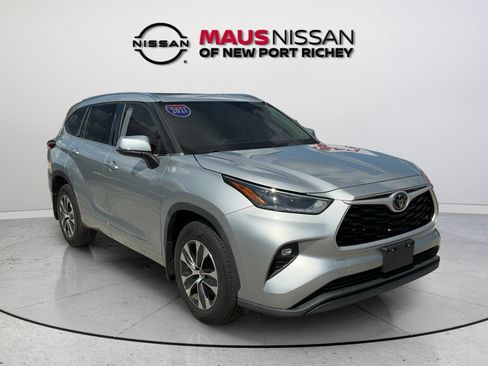 Used 2021 Toyota Highlander XLE AWD/4WD image 20