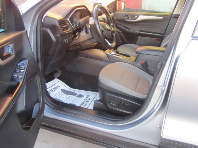 Used 2022 Ford Escape SE w/ Convenience Package FWD image 9