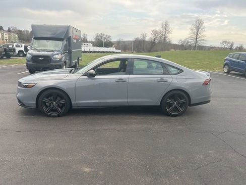 Used 2025 Honda Accord Sport image 4