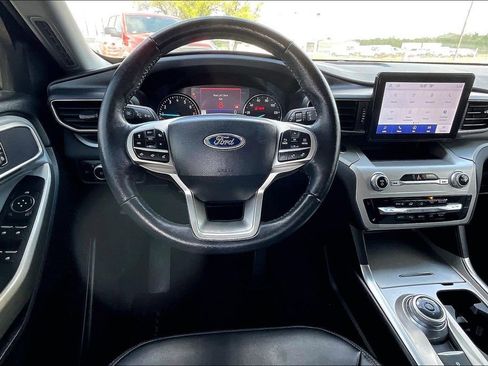 Used 2022 Ford Explorer XLT w/ Equipment Group 202A image 8