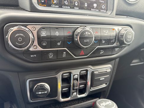 Used 2018 Jeep Wrangler Unlimited Sahara AWD/4WD image 18