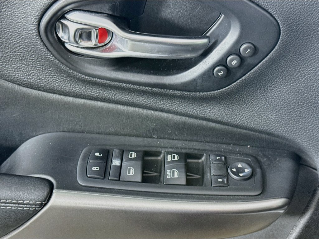 Used 2019 Jeep Cherokee Limited FWD image 21