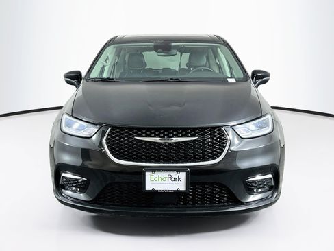 Used 2023 Chrysler Pacifica Touring-L FWD image 2