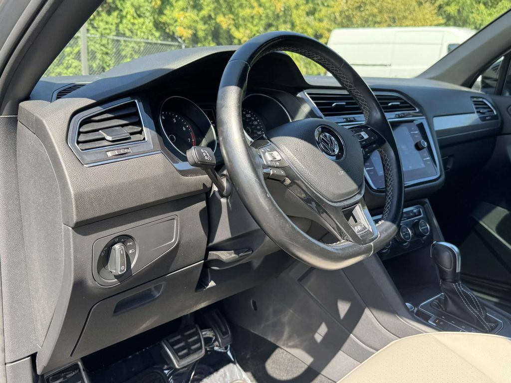 Used 2021 Volkswagen Tiguan SE R-Line AWD/4WD image 2
