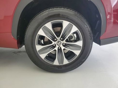 Used 2024 Toyota Highlander XLE image 13