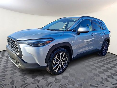 Used 2024 Toyota Corolla Cross XLE image 3