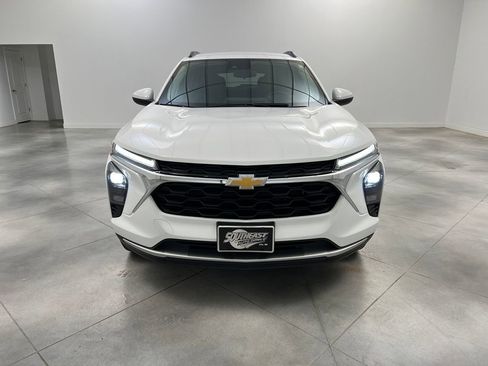 Used 2025 Chevrolet Trax LT w/ LT Convenience Package image 2