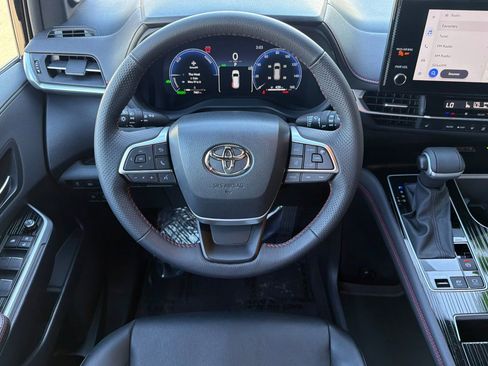 Used 2025 Toyota Sienna XSE w/ XSE Plus Package image 16