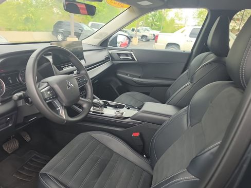 Used 2025 Mitsubishi Outlander AWD image 19