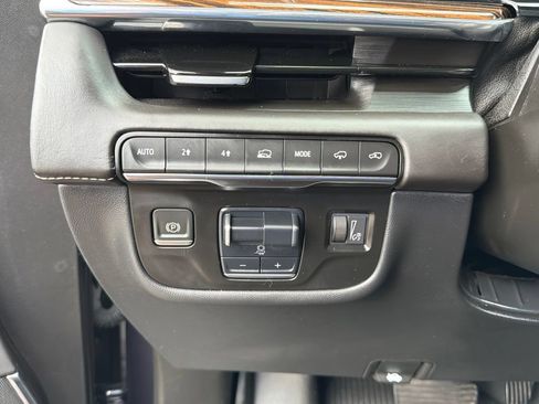 Used 2022 Cadillac Escalade Premium Luxury w/ Performance Package AWD/4WD image 20