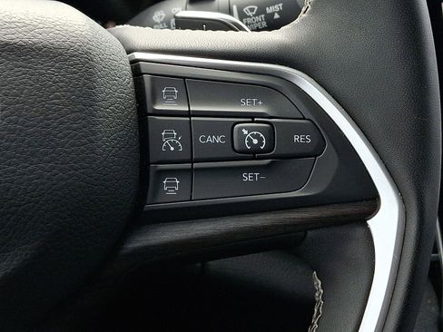 Used 2023 Jeep Grand Cherokee Limited image 23