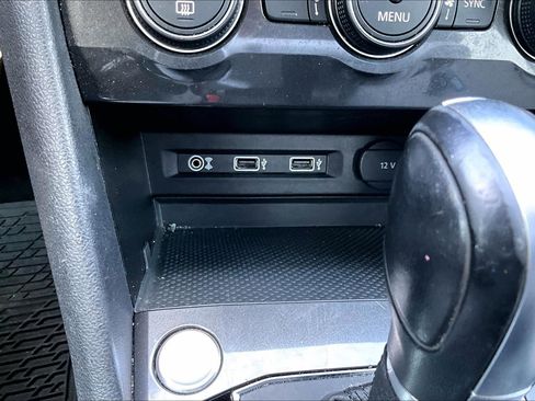 Used 2018 Volkswagen Tiguan SE FWD image 16