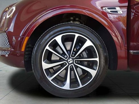 Used 2017 Bentley Bentayga image 38