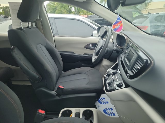 Used 2017 Chrysler Pacifica LX FWD image 2