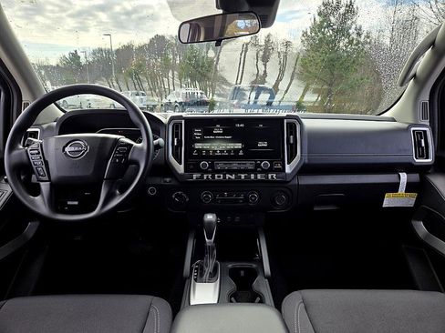 Certified 2025 Nissan Frontier SV image 10