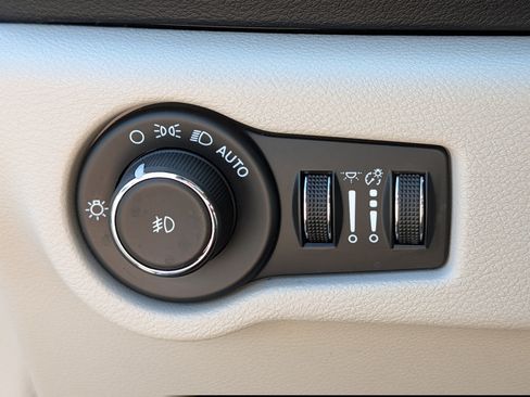 Used 2024 Chrysler Pacifica Touring-L FWD image 26