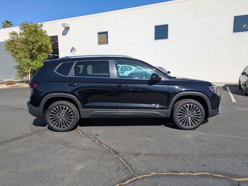 New 2025 Volkswagen Taos SE image 2