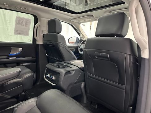 Used 2025 Ford Expedition Platinum AWD/4WD image 55