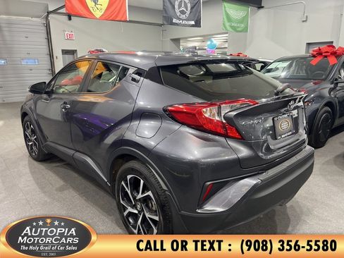 Used 2022 Toyota C-HR XLE FWD image 3