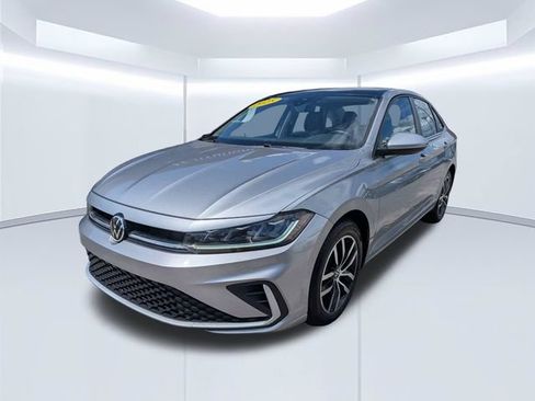 Used 2025 Volkswagen Jetta SE FWD image 9