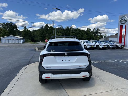 New 2025 Nissan Kicks SR image 8