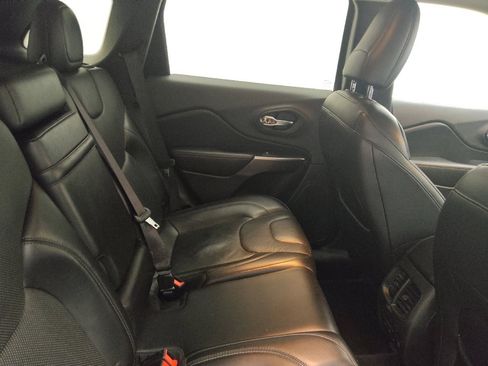 Used 2019 Jeep Cherokee Limited FWD image 19