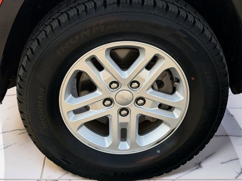 Used 2023 Jeep Grand Cherokee Laredo RWD image 5