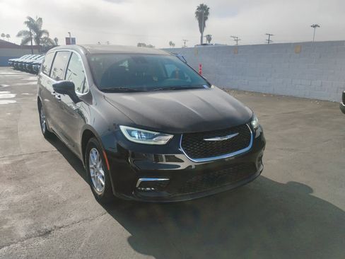 Used 2023 Chrysler Pacifica Touring-L image 6